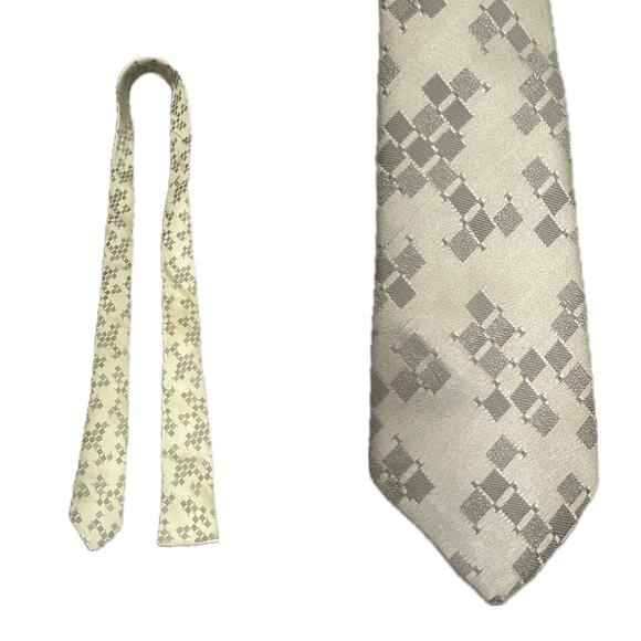 Vintage 1960s Silver Diamond Skinny Silk Necktie - Picture 4 of 4